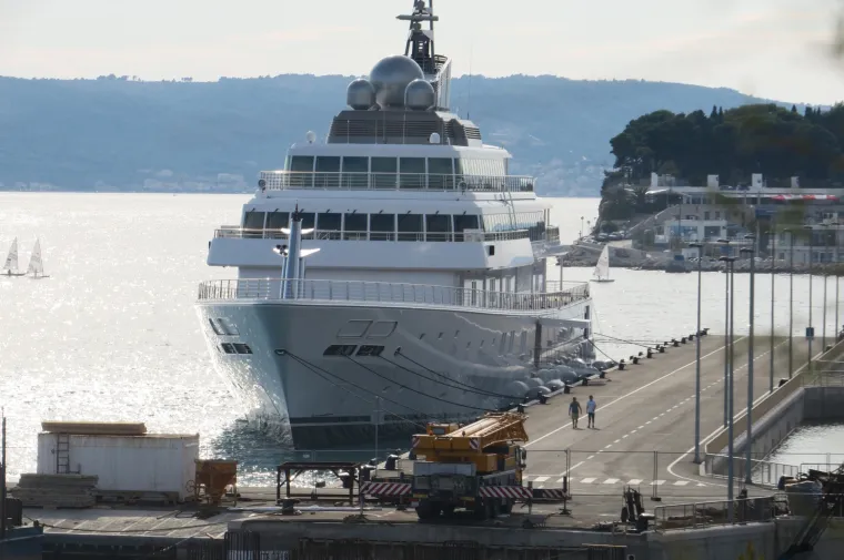 Jedna od najvećih jahti na svijetu Rising sun uplovila u splitsku luku