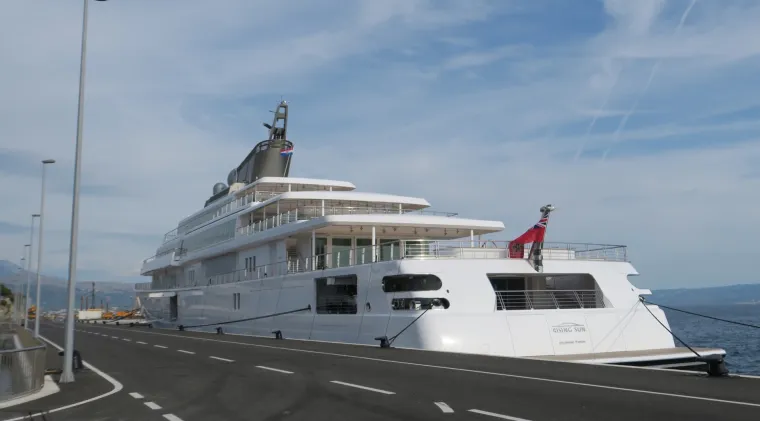 Jedna od najvećih jahti na svijetu Rising sun uplovila u splitsku luku