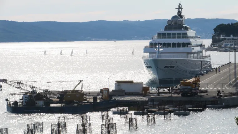 Jedna od najvećih jahti na svijetu Rising sun uplovila u splitsku luku