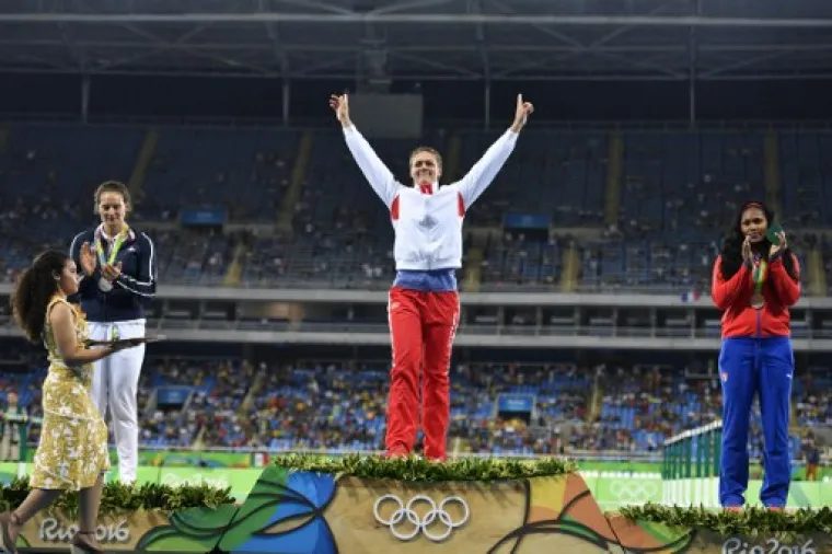 LIJEPA NA&Scaron;A PO TREĆI PUT U RIJU: Zlatna Sandra Perković primila pobjedničku medalju