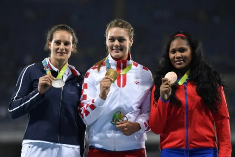 LIJEPA NA&Scaron;A PO TREĆI PUT U RIJU: Zlatna Sandra Perković primila pobjedničku medalju