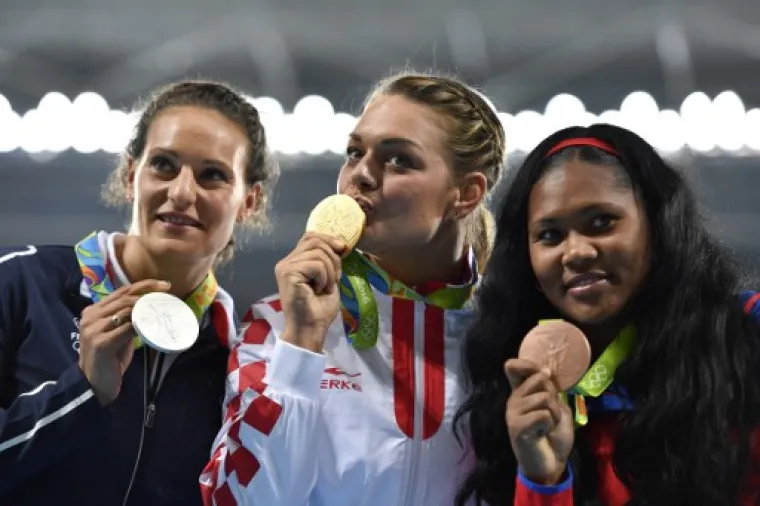 LIJEPA NA&Scaron;A PO TREĆI PUT U RIJU: Zlatna Sandra Perković primila pobjedničku medalju