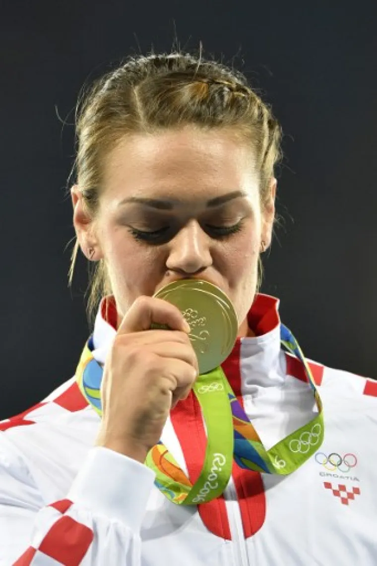 LIJEPA NA&Scaron;A PO TREĆI PUT U RIJU: Zlatna Sandra Perković primila pobjedničku medalju