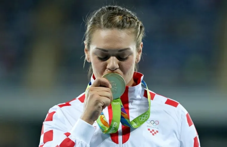 LIJEPA NA&Scaron;A PO TREĆI PUT U RIJU: Zlatna Sandra Perković primila pobjedničku medalju