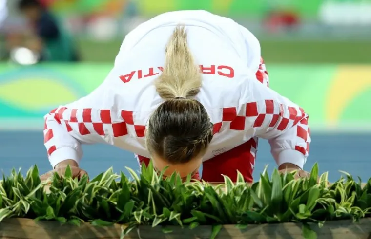 LIJEPA NA&Scaron;A PO TREĆI PUT U RIJU: Zlatna Sandra Perković primila pobjedničku medalju