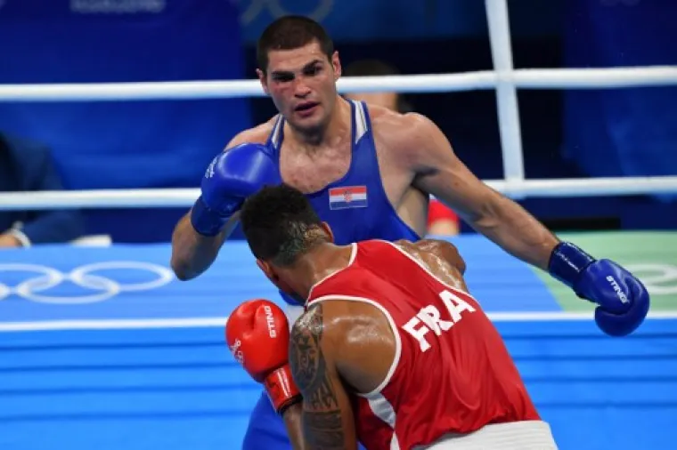 Francuz Tony Yoka, amaterski svjetski prvak i čovjek koji ga je već ranije dva puta porazio u međusobnim borbama, dobio je ovaj meč na bodove 1-2.
