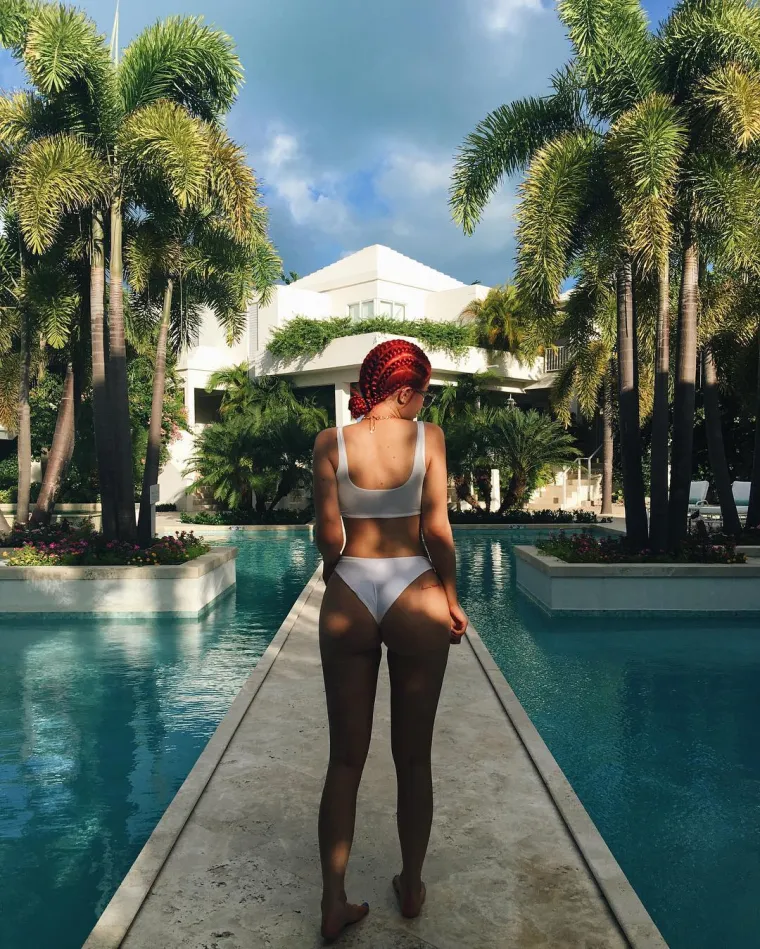 Kylie Jenner nedavno je proslavila 19 rođendan. Sa svojom sestrom Kendall iznajmila je vilu na Karibima koju je 2009. izgradio Zlatko Marić kada je širio svoj zaštitarski posao na karipsko otočje. Noćenje u Vili Lidiji stoji 8.000 dolara, a u luksuznu vilu zavirite u nastavku.