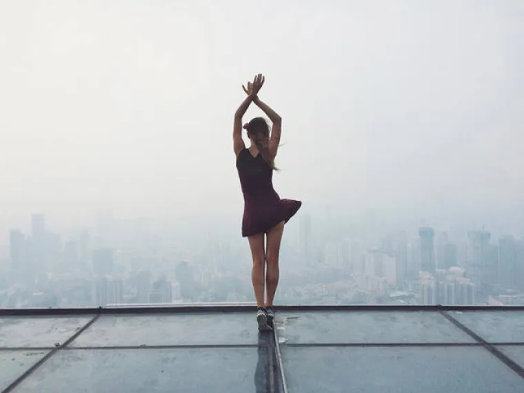 CURA SVAKI DAN RISKIRA ŽIVOT ZBOG SELFIJA: Zbog ovakvih fotki se rizik stvarno isplati