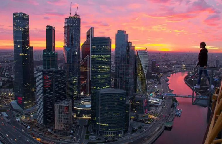 CURA SVAKI DAN RISKIRA ŽIVOT ZBOG SELFIJA: Zbog ovakvih fotki se rizik stvarno isplati