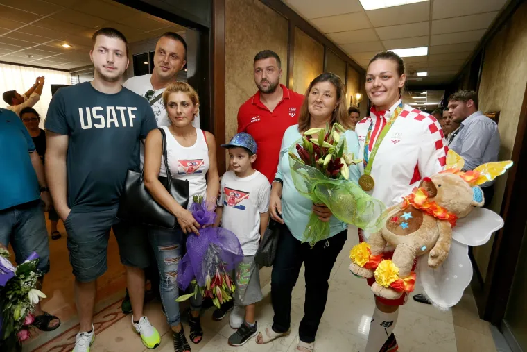 Naši olimpijci stigli u Hrvatsku: doček jedriličara i Sandre Perković na Plesu