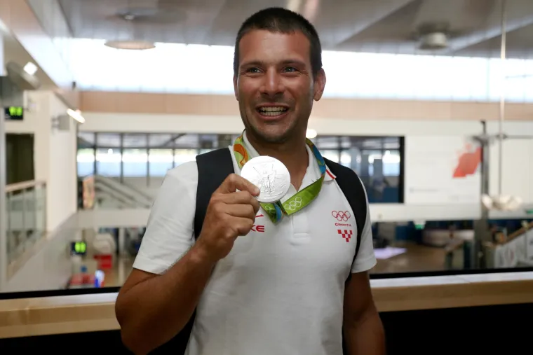 Na&scaron;i olimpijci stigli u Hrvatsku: doček jedriličara i Sandre Perković na Plesu