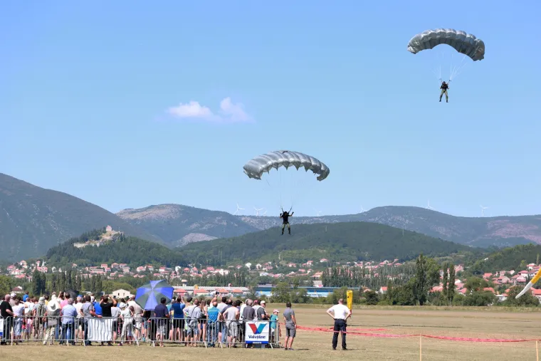 Letački spektakl na nebu: brojni posjetitelji uživali u Air Showu u Sinju