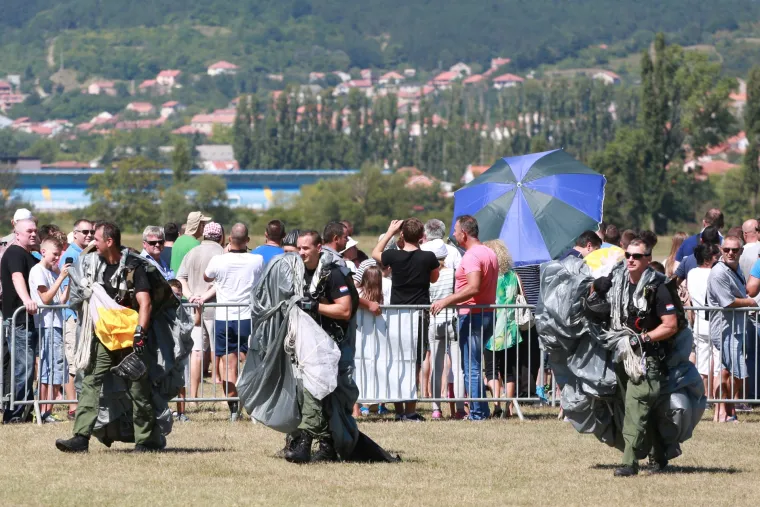 Letački spektakl na nebu: brojni posjetitelji uživali u Air Showu u Sinju