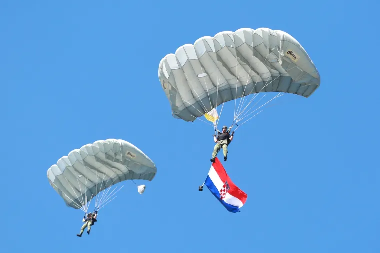 Letački spektakl na nebu: brojni posjetitelji uživali u Air Showu u Sinju