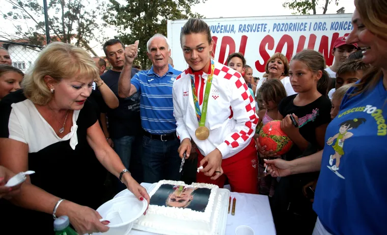 Dubrava dočekala svoju pobjednicu: &Scaron;ampanjac i tambura&scaron;i za Sandru Perković