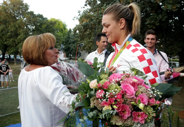 Dubrava dočekala svoju pobjednicu: &Scaron;ampanjac i tambura&scaron;i za Sandru Perković