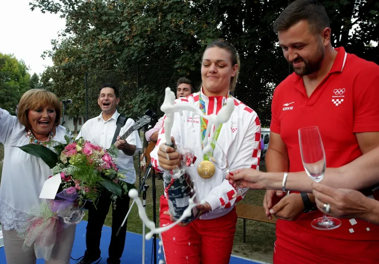Dubrava dočekala svoju pobjednicu: &Scaron;ampanjac i tambura&scaron;i za Sandru Perković