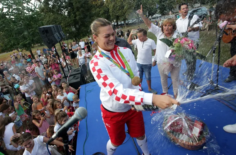 Dubrava dočekala svoju pobjednicu: &Scaron;ampanjac i tambura&scaron;i za Sandru Perković
