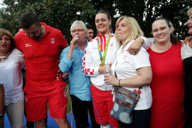 Dubrava dočekala svoju pobjednicu: &Scaron;ampanjac i tambura&scaron;i za Sandru Perković