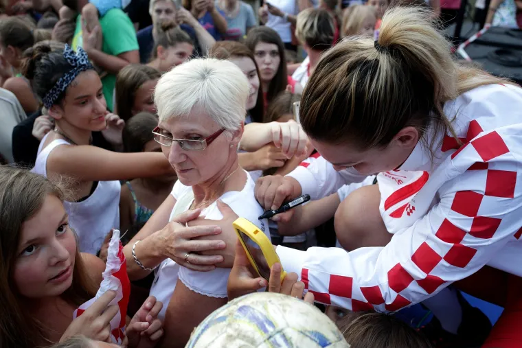 Dubrava dočekala svoju pobjednicu: &Scaron;ampanjac i tambura&scaron;i za Sandru Perković