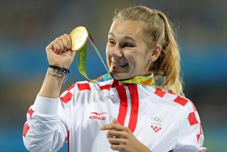 Hrvatska atletičarka Sara Kolak primila je zlatnu medalju za pobjedu u bacanju koplja na Olimpijskim igrama u Rio de Janeiru.