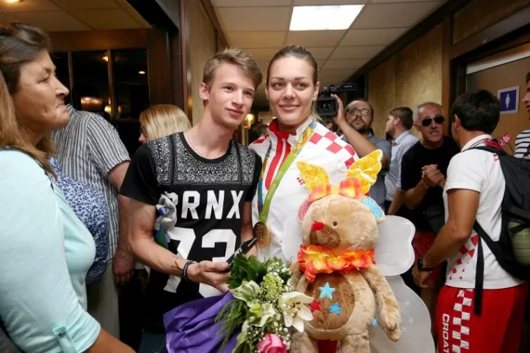 Hrvatski olimpijci stigli kući: Sandra Perković i jedriličari sletjeli na Pleso