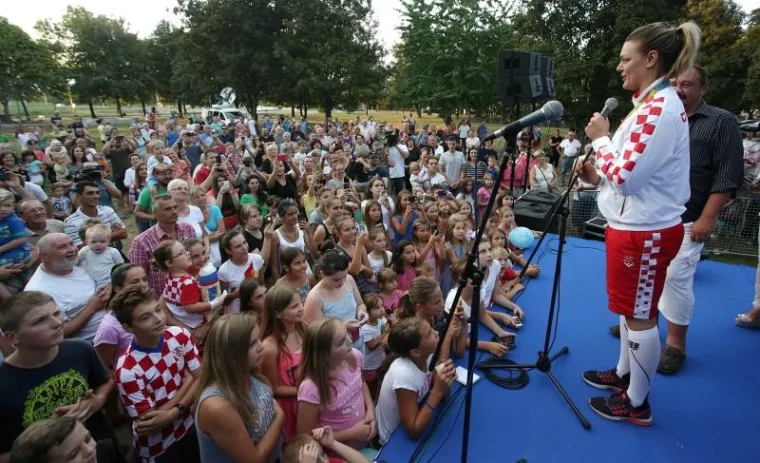 DUBRAVA DOČEKALA SVOJU PRVAKINJU: &Scaron;ampanjac i tambura&scaron;i za zlatnu Sandru Perković