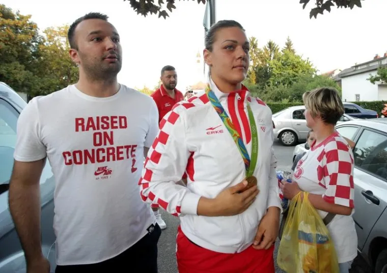 DUBRAVA DOČEKALA SVOJU PRVAKINJU: &Scaron;ampanjac i tambura&scaron;i za zlatnu Sandru Perković