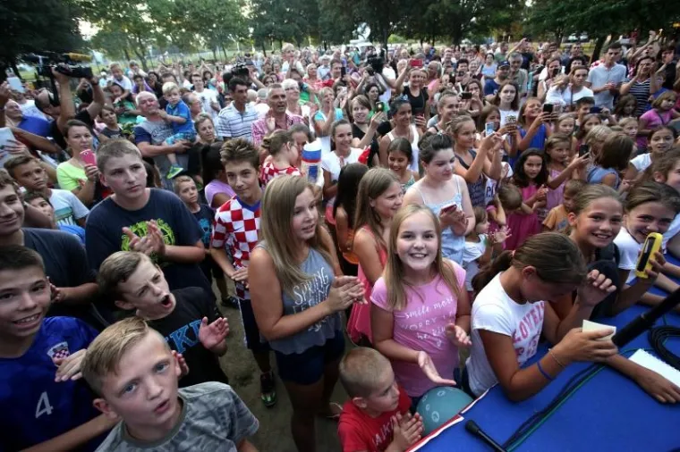 DUBRAVA DOČEKALA SVOJU PRVAKINJU: &Scaron;ampanjac i tambura&scaron;i za zlatnu Sandru Perković