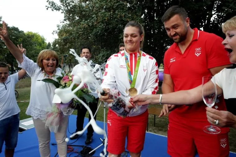 DUBRAVA DOČEKALA SVOJU PRVAKINJU: &Scaron;ampanjac i tambura&scaron;i za zlatnu Sandru Perković