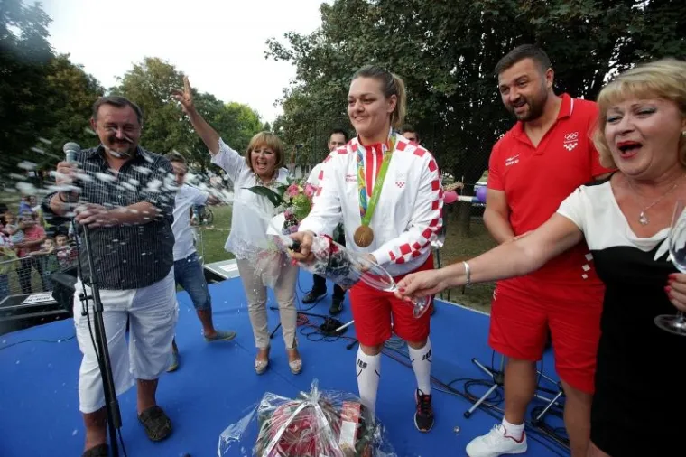 DUBRAVA DOČEKALA SVOJU PRVAKINJU: &Scaron;ampanjac i tambura&scaron;i za zlatnu Sandru Perković