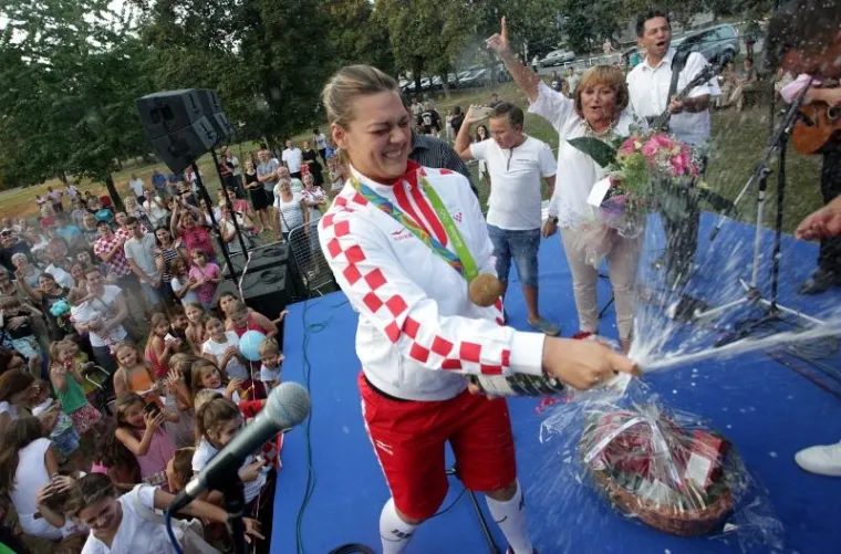 DUBRAVA DOČEKALA SVOJU PRVAKINJU: &Scaron;ampanjac i tambura&scaron;i za zlatnu Sandru Perković