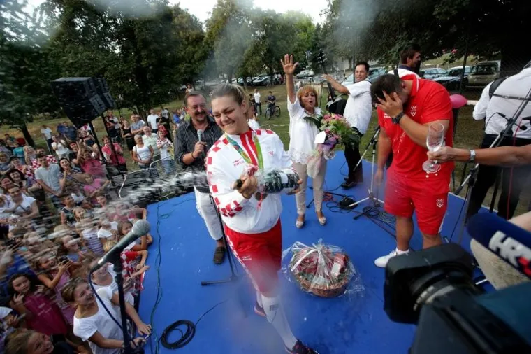 DUBRAVA DOČEKALA SVOJU PRVAKINJU: &Scaron;ampanjac i tambura&scaron;i za zlatnu Sandru Perković