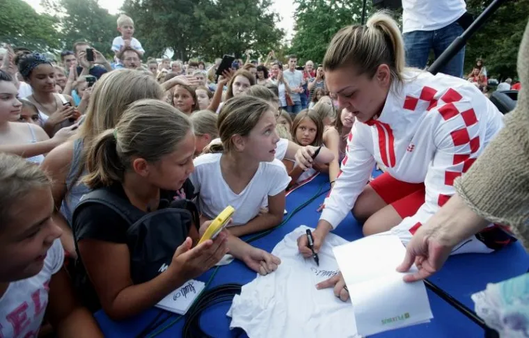 DUBRAVA DOČEKALA SVOJU PRVAKINJU: &Scaron;ampanjac i tambura&scaron;i za zlatnu Sandru Perković