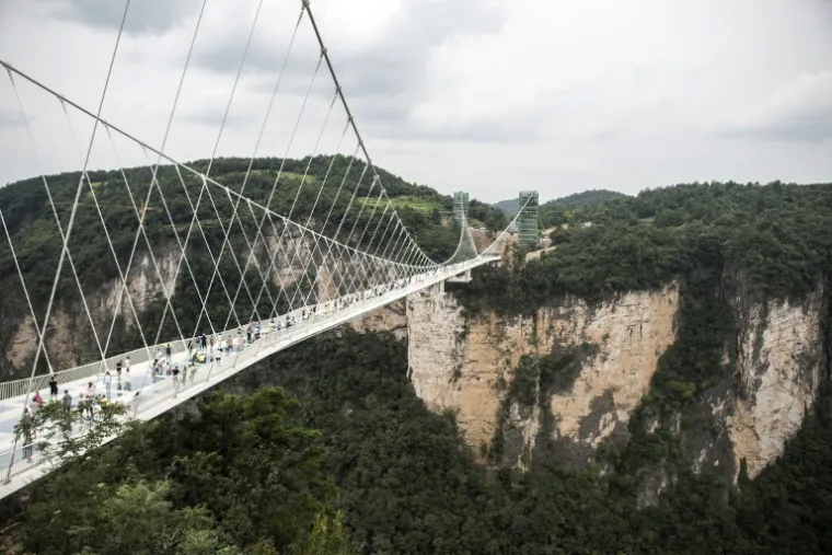 Most je širok 6 metara i izgrađen je od 99 ploča troslojnog stakla. Dizajnirao ga je izraelski arhitekt Haim Dotan, koji je svojim projektima već rušio svjetske rekorde.