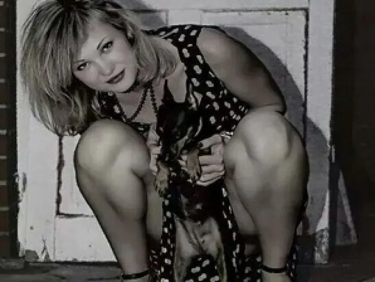 Cure iz galerije uhvaćene su u dosta neugodnim situacijama. Neke od njih jednostavno drže psa među nogama pa izgledaju kao da su pokazale ne&scaron;to drugo, a druge su si same krive za sramotu u kojoj su se na&scaron;le.