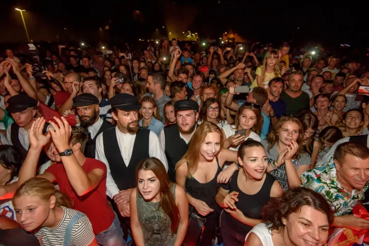 Veličanstven doček jedriličara u Zadru i Splitu: bakljada, vatromet, klape i šampanjac