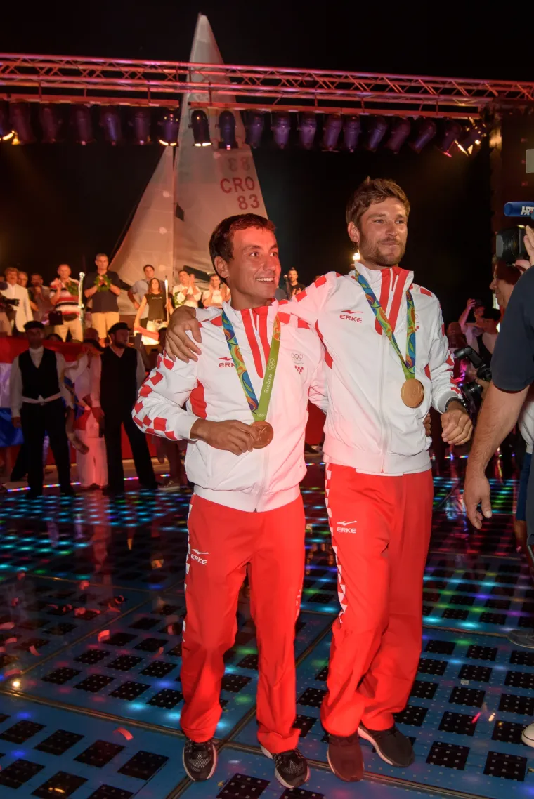 Veličanstven doček jedriličara u Zadru i Splitu: bakljada, vatromet, klape i &scaron;ampanjac