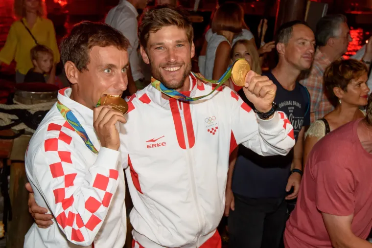 Veličanstven doček jedriličara u Zadru i Splitu: bakljada, vatromet, klape i &scaron;ampanjac