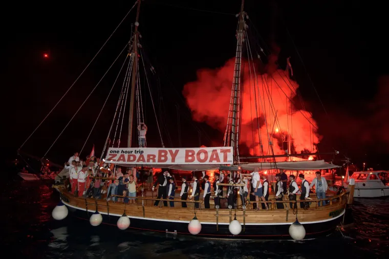 Veličanstven doček jedriličara u Zadru i Splitu: bakljada, vatromet, klape i &scaron;ampanjac