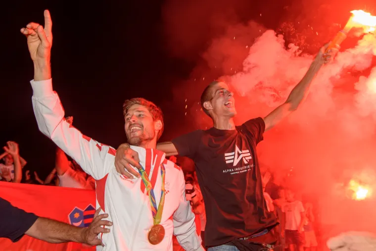 Veličanstven doček jedriličara u Zadru i Splitu: bakljada, vatromet, klape i &scaron;ampanjac