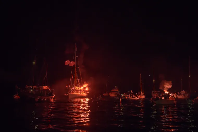 Veličanstven doček jedriličara u Zadru i Splitu: bakljada, vatromet, klape i &scaron;ampanjac
