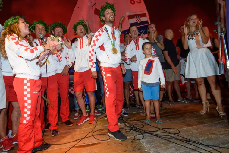 Veličanstven doček jedriličara u Zadru i Splitu: bakljada, vatromet, klape i &scaron;ampanjac