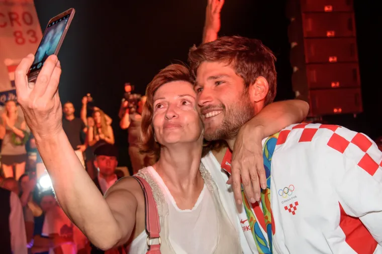 Veličanstven doček jedriličara u Zadru i Splitu: bakljada, vatromet, klape i &scaron;ampanjac