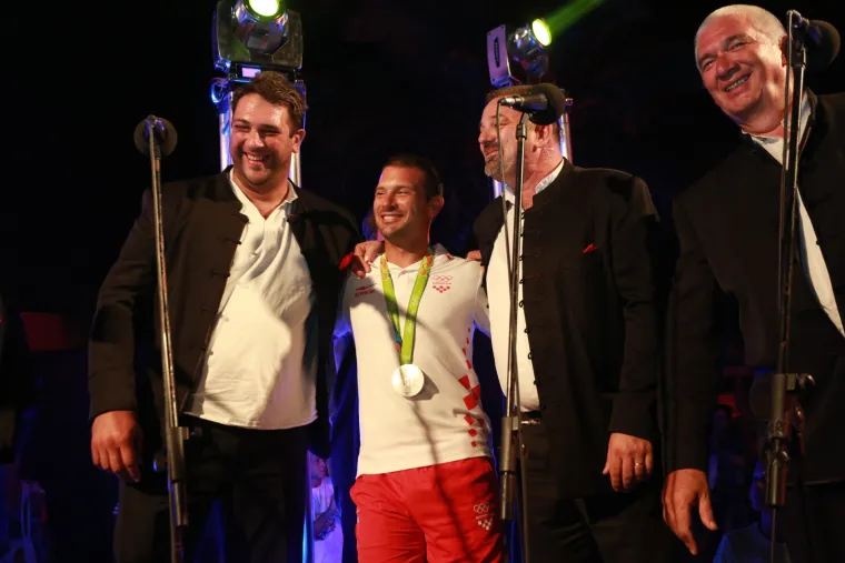 Veličanstven doček jedriličara u Zadru i Splitu: bakljada, vatromet, klape i &scaron;ampanjac