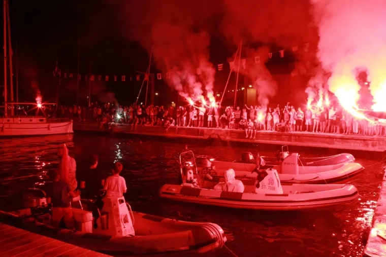 Veličanstven doček jedriličara u Zadru i Splitu: bakljada, vatromet, klape i &scaron;ampanjac