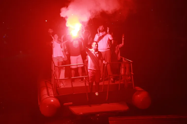 Veličanstven doček jedriličara u Zadru i Splitu: bakljada, vatromet, klape i &scaron;ampanjac