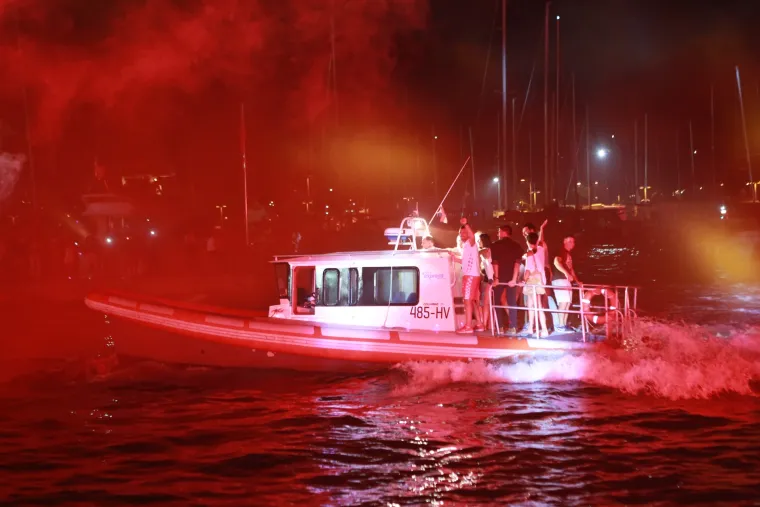 Veličanstven doček jedriličara u Zadru i Splitu: bakljada, vatromet, klape i &scaron;ampanjac