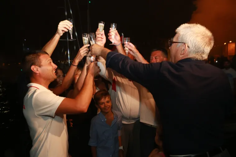 Veličanstven doček jedriličara u Zadru i Splitu: bakljada, vatromet, klape i &scaron;ampanjac