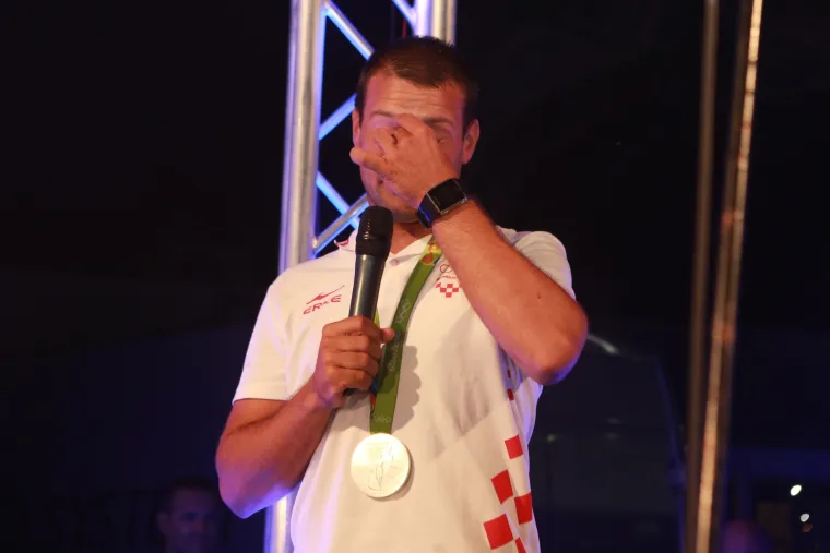 Veličanstven doček jedriličara u Zadru i Splitu: bakljada, vatromet, klape i &scaron;ampanjac